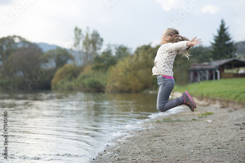  Jeune fille courir sur la plage 