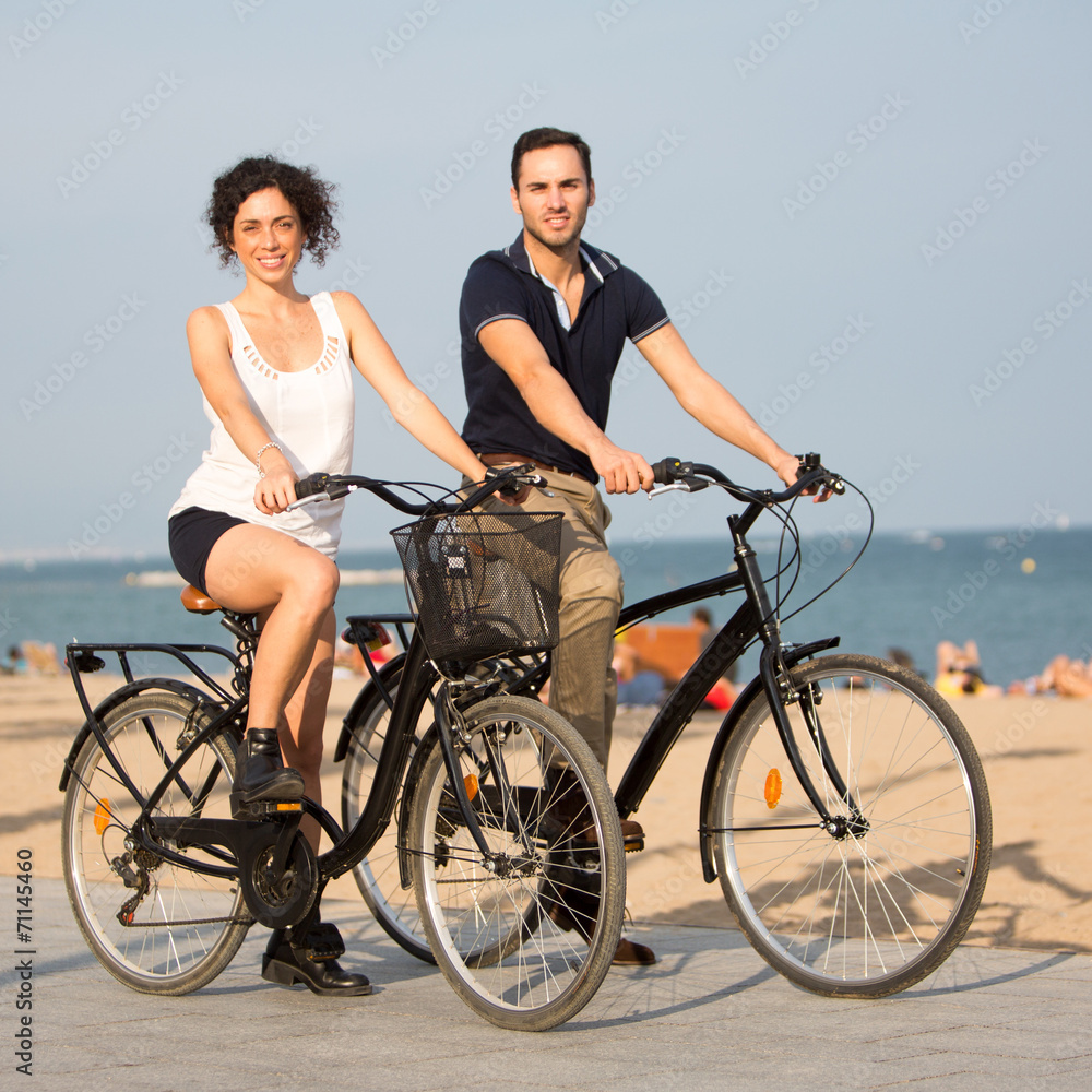 Zwei Personen fahren Rad auf einem Citystrand Zwei Personen fahren Rad auf einem Citystrand