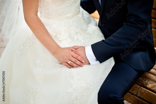 Свадебные кольца и руки молодоженов