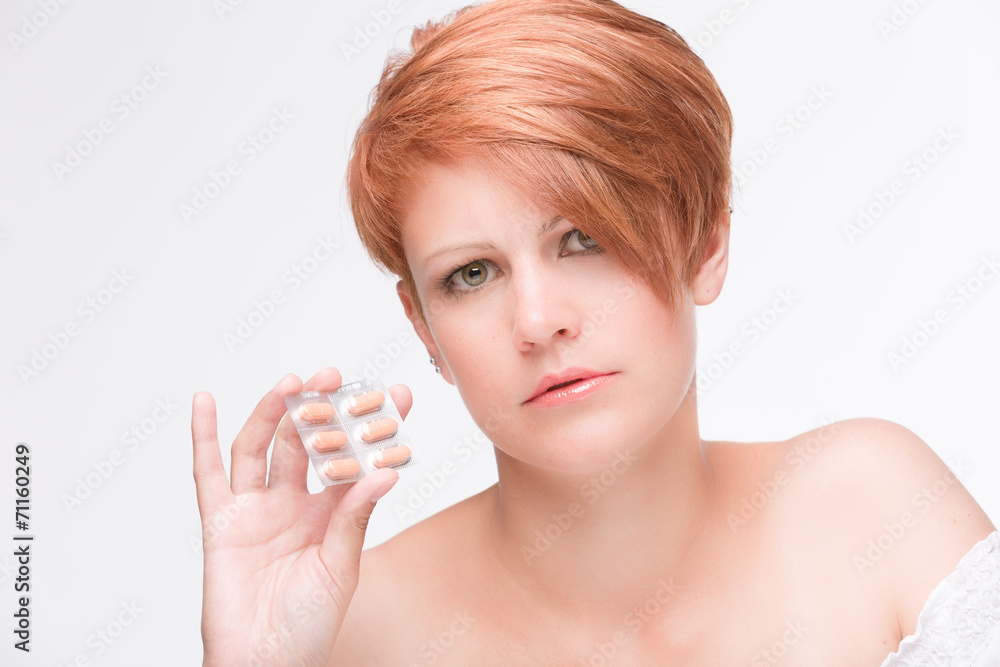 Junge Frau mit Tabetten macht sich Sorgen Junge Frau mit Tabetten macht sich Sorgen