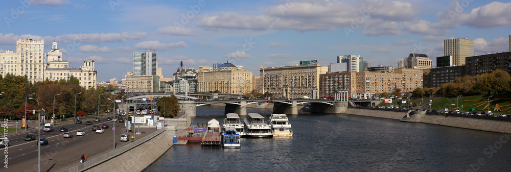 Fototapeta premium Панорама Москва реки у Киевского вокзала.