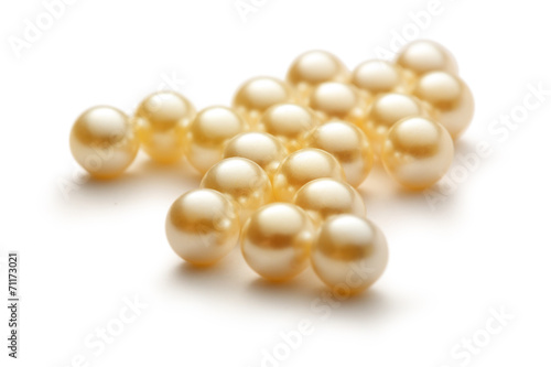 Scattering white pearls