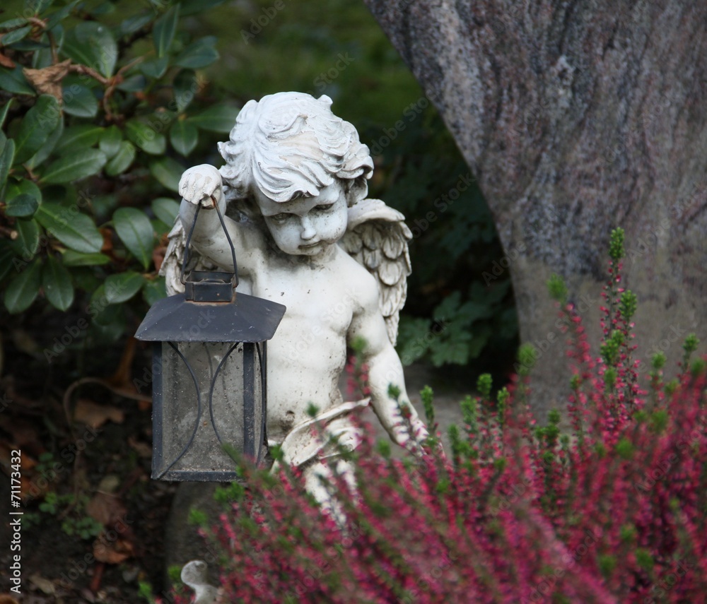 Engel mit Laterne auf herbstlichem Grab Stock-Foto | Adobe Stock