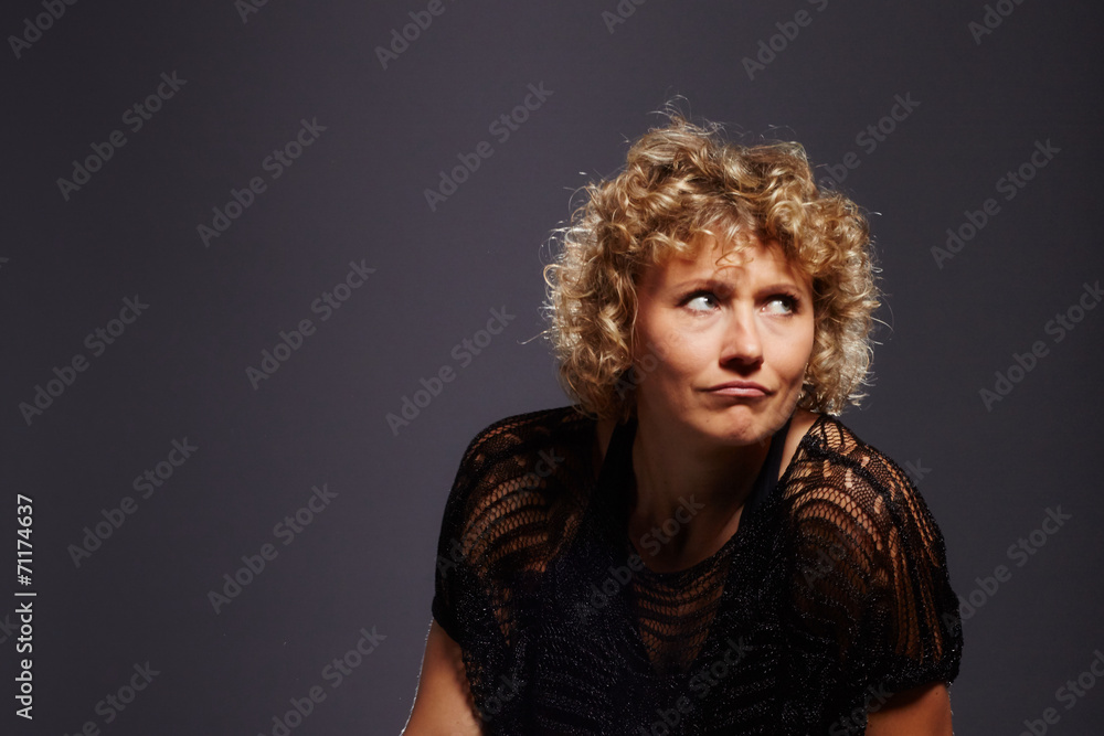 Fototapeta premium Frau unschlüssig.