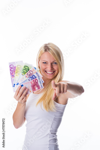 Blondine hält Geld in der Hand