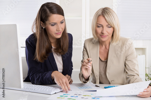 Obraz na plátně Frauen in Führungspositionen: Besprechung mit der Chefin