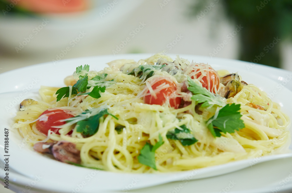 Spaghetti with cherry tomatoes and parsley