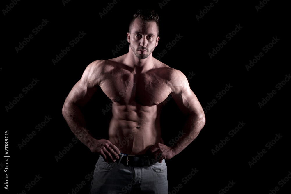 Bodybuilder sexy nackter Oberkörper Wettkampfvorbereitung Porträt