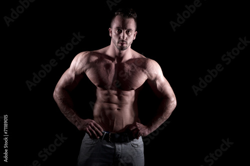 Bodybuilder sexy nackter Oberkörper Wettkampfvorbereitung Porträt