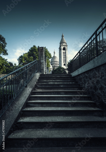 Fototapeta Naklejka Na Ścianę i Meble -  Cathédrale en haut d'un escalier