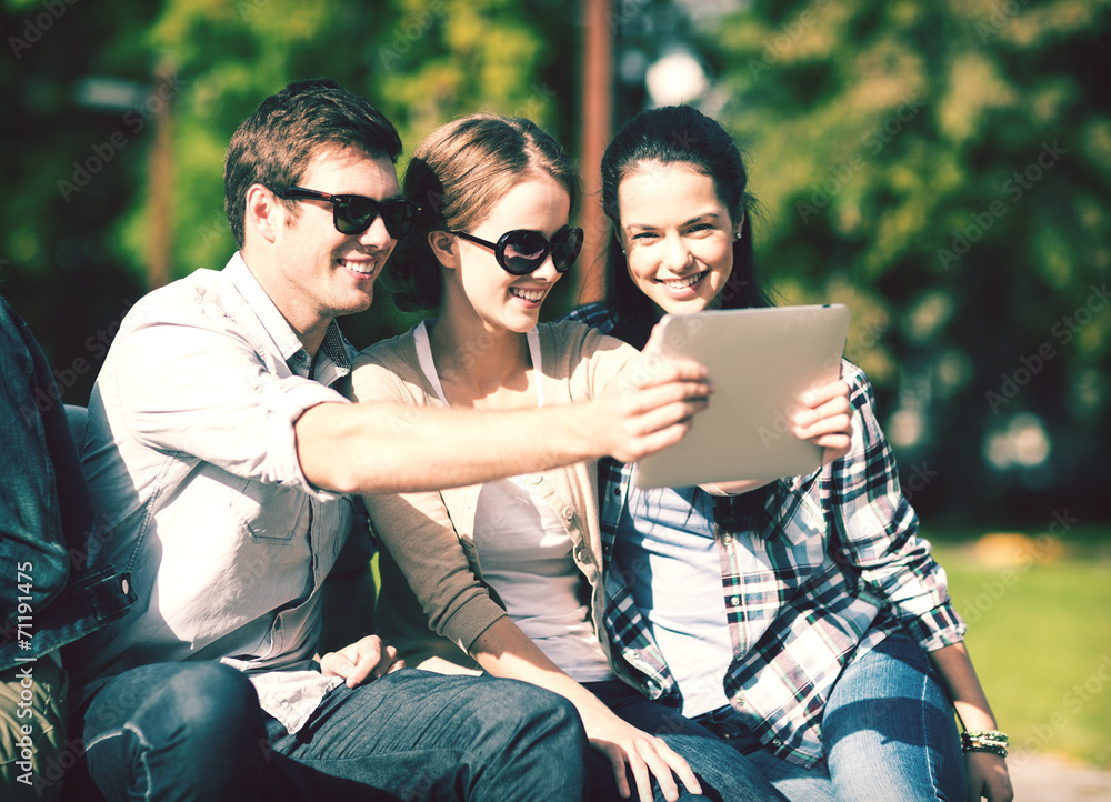 Fototapeta premium teenagers taking photo outside