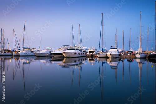 Fototapeta Białe jachty w zatoce Ateny, Grecja.