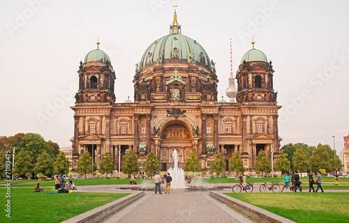 Der Berliner Dom mit Lustgarten in der Mitte der Hauptstadt