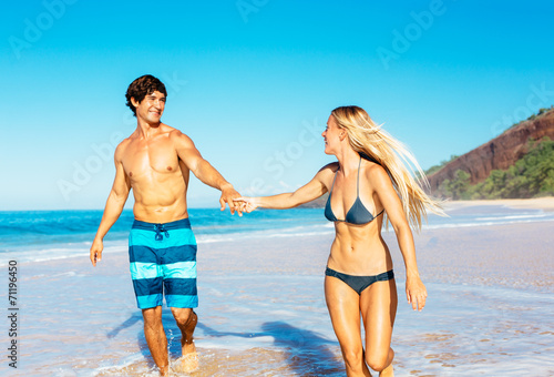 Atractive Couple Having Fun on the Beach © EpicStockMedia