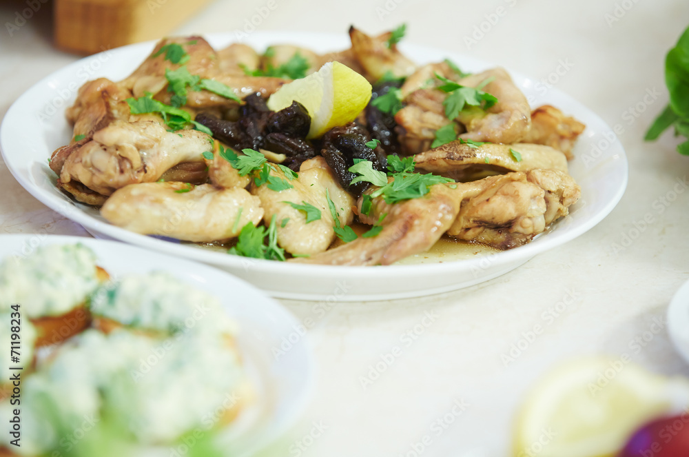 chicken wings with prunes, lemon and parsley