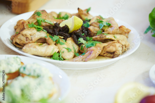 chicken wings with prunes, lemon and parsley