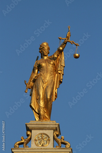 Justitia mit Waage und Schwert © photofranz56