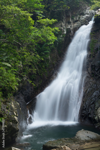 沖縄の滝・比地大滝