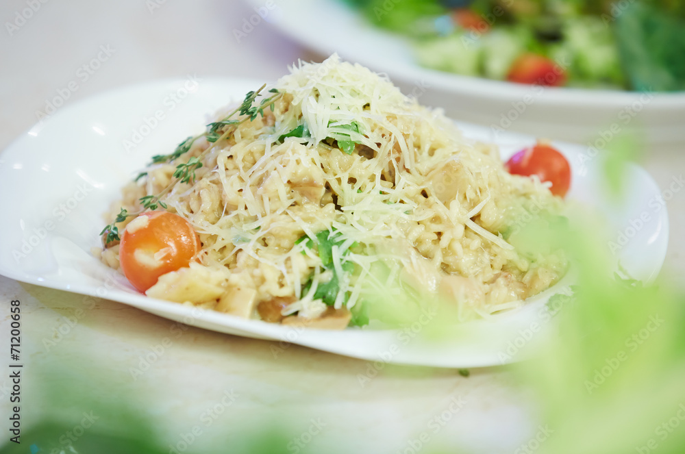 Spaghetti with cherry tomatoes and parsley