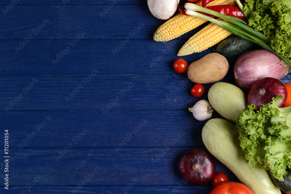 Naklejka premium Fresh organic vegetables on wooden background