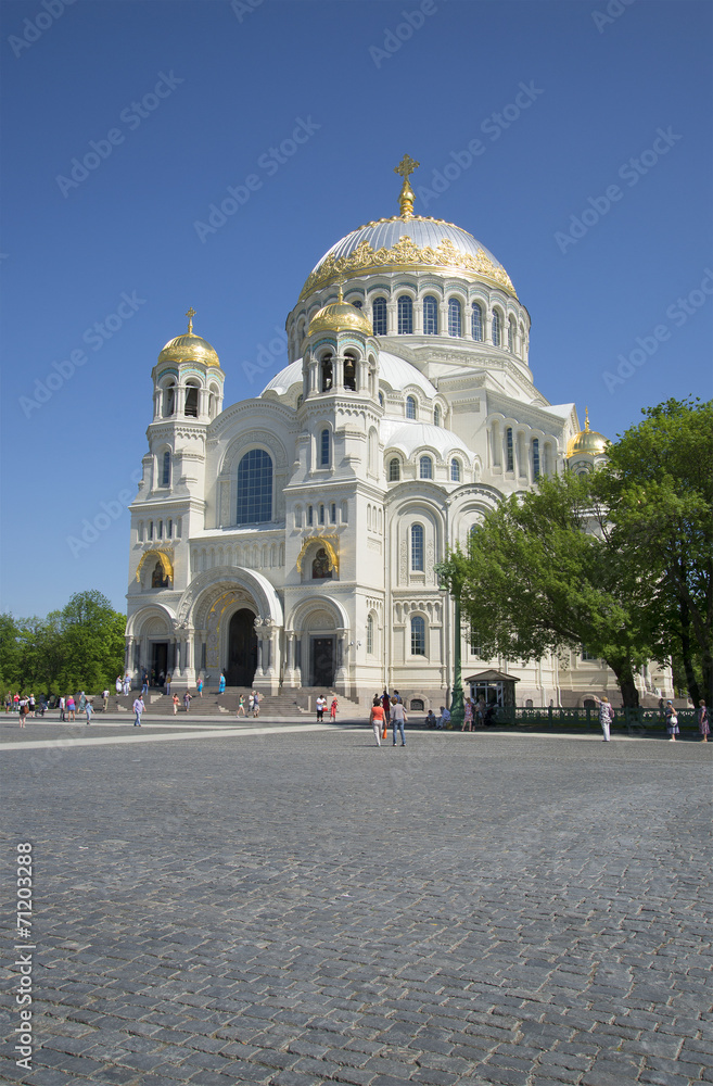 Вид на собор Николая Чудотворца с Якорной площади. Кронштадт