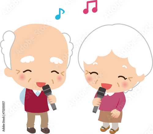 マイクを持って歌う高齢の男女