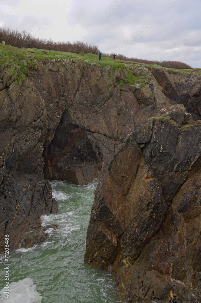 Paar läuft an der Küste bei der Crique de Porsac´h Bretagne