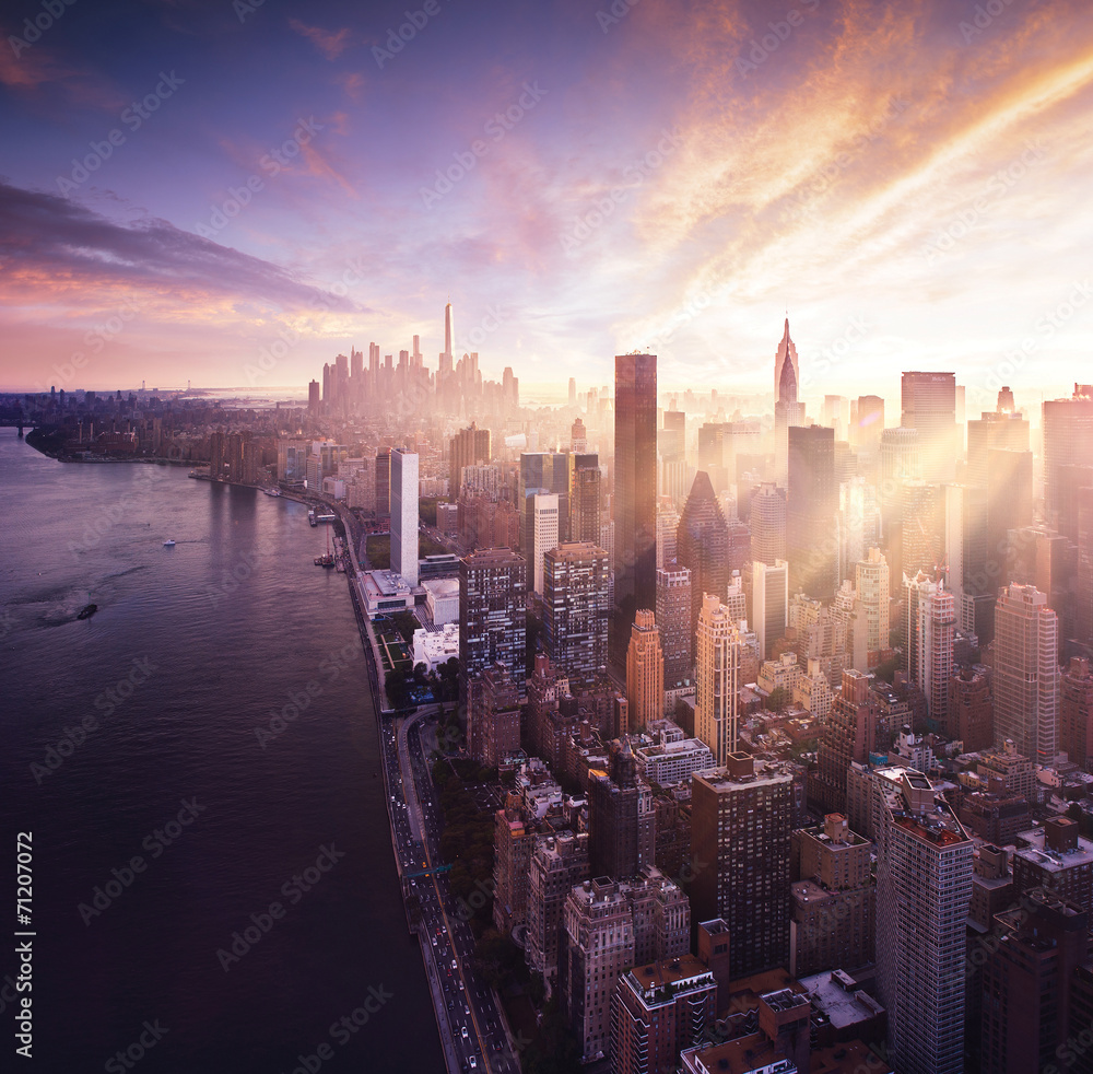 Fototapeta Nowy Jork - kolorowy zachód słońca nad manhattan z promieni słonecznych
