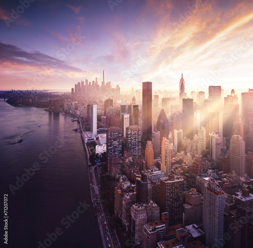 Fototapeta Nowy Jork - kolorowy zachód słońca nad manhattan z promieni słonecznych