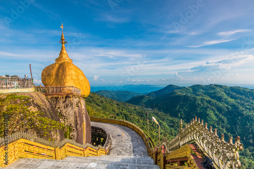 Murais de parede Kyaikhtiyo pagoda or Golden rock in Myanmar