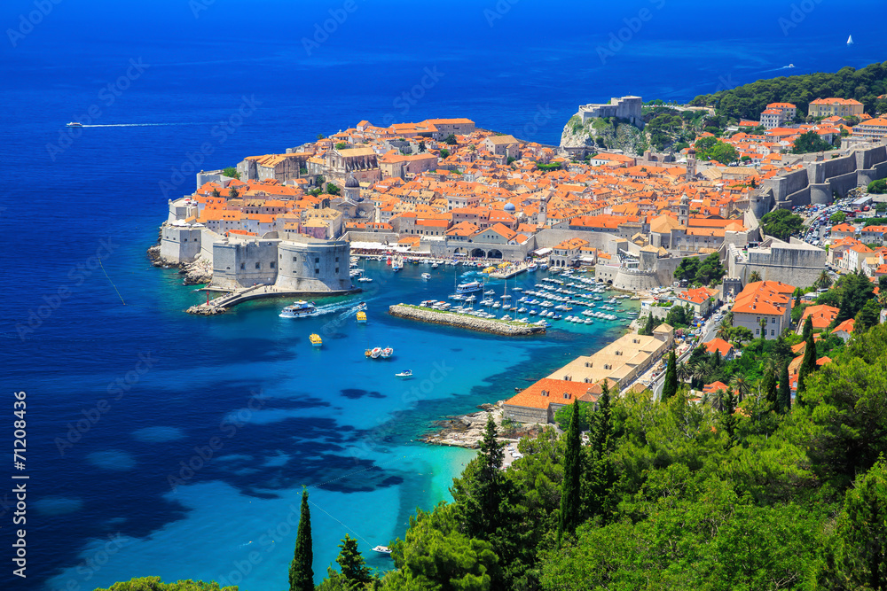 Naklejka premium A panoramic view of the walled city, Dubrovnik Croatia