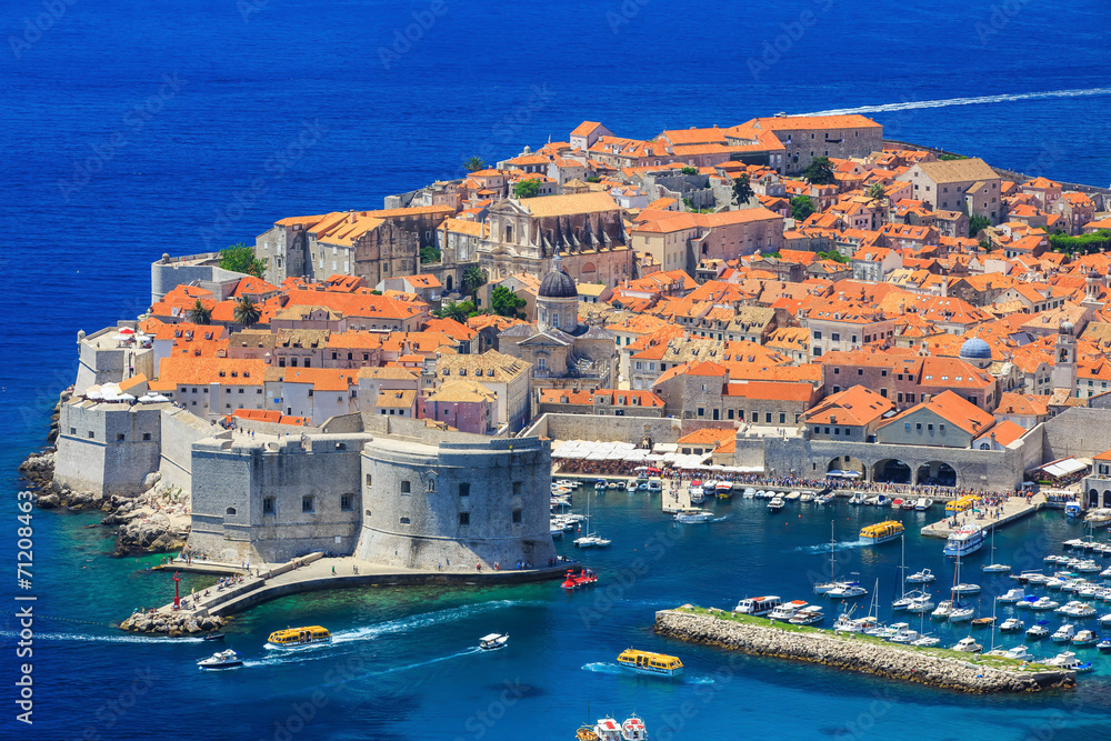 Naklejka premium A panoramic view of the walled city, Dubrovnik Croatia
