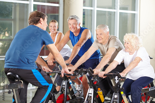 Trainer mit Gruppe Senioren beim Spinning