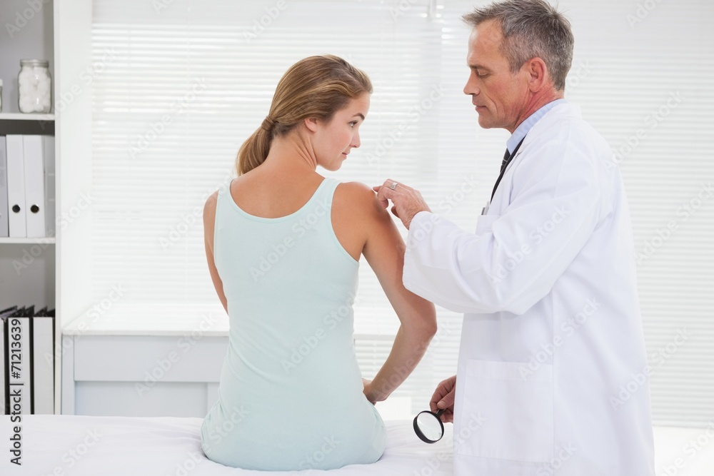 Fototapeta premium Doctor examining a patients shoulder