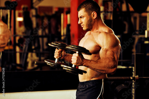 bodybuilder training gym, hammer curls