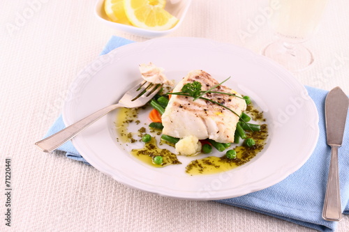 Cod fillet with green beans, peas, parsley, olive oil, wine
