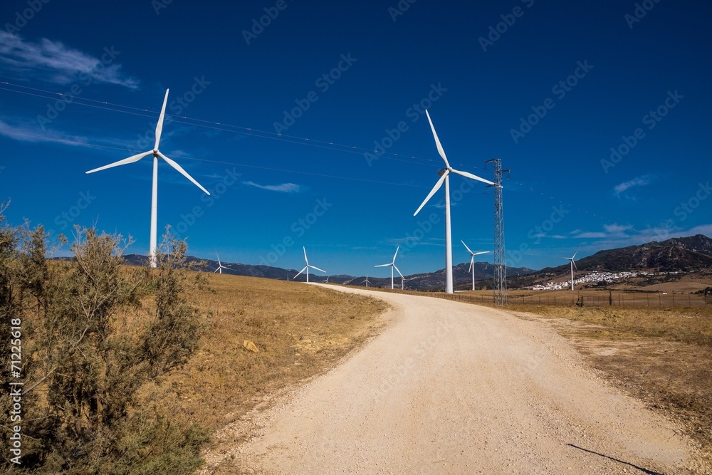 Feldweg durch Windpark Feldweg durch Windpark