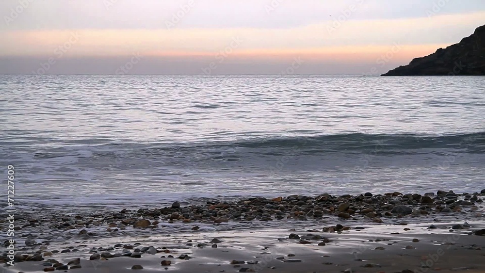 Kleine Wellen am Strand bei Sonnenuntergang Kleine Wellen am Strand bei Sonnenuntergang
