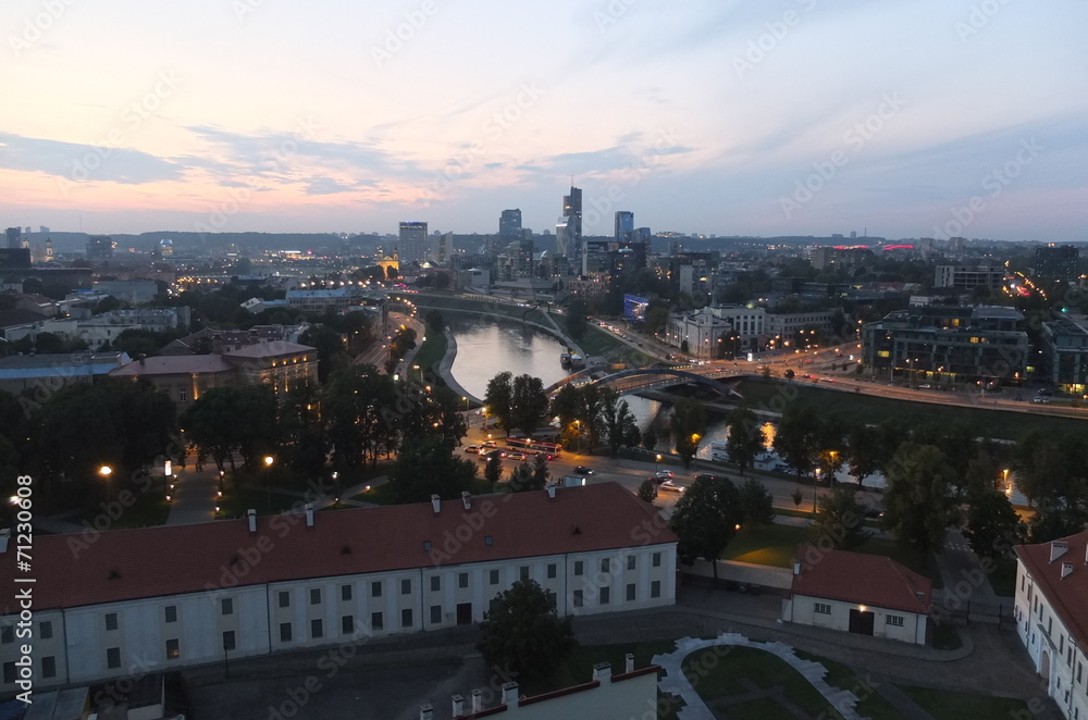 Naklejka premium Город зажигает вечерние огни