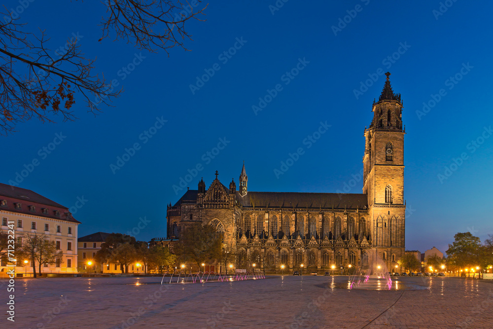 Magdeburger Domplatz zur blauen Stunde