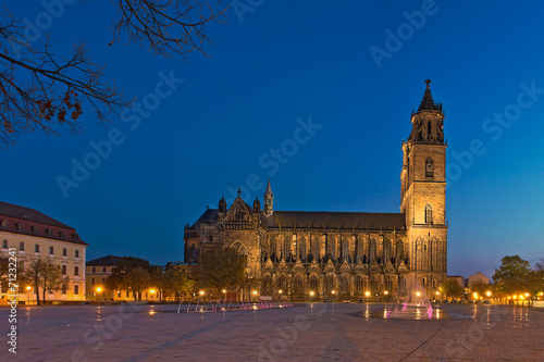 Obraz na płótnie Magdeburger Domplatz zur blauen Stunde w salonie