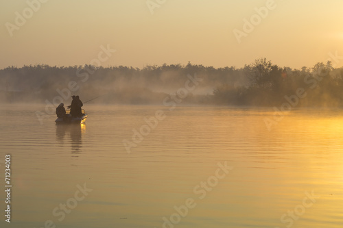 wędkarze na łodziach łowiący ryby o poranku