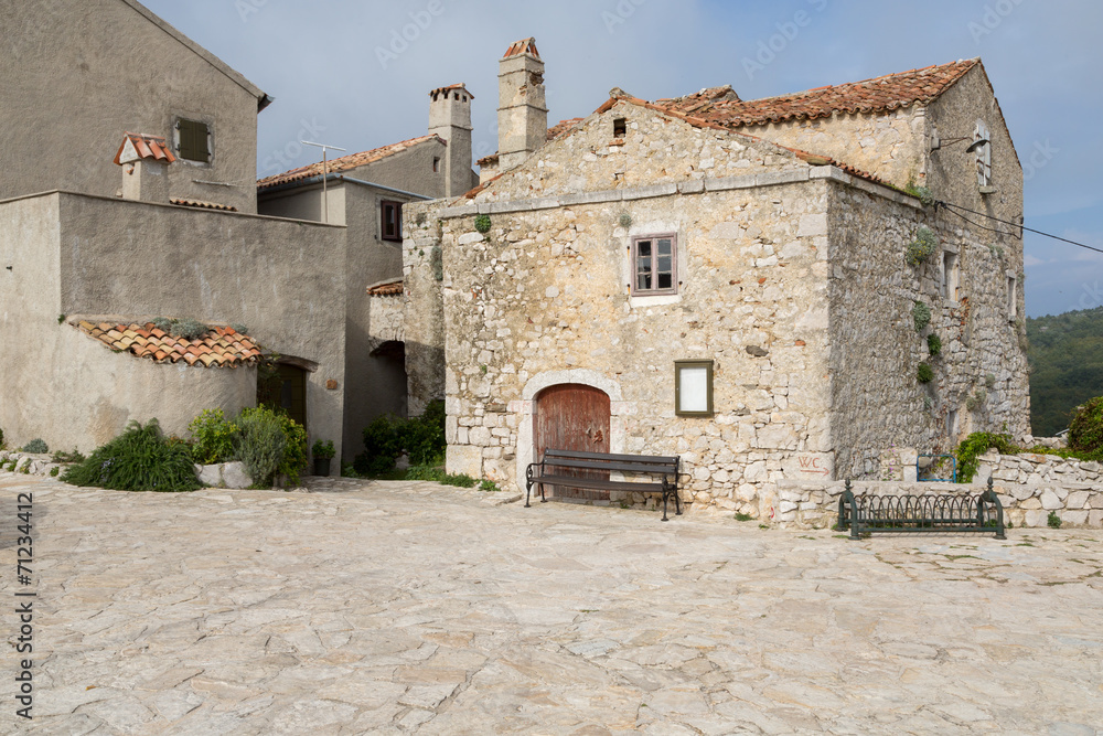 Place et façade en pierre dans le village