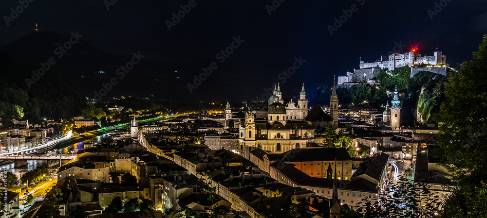 Obraz premium Panorama Stadt Salzburg bei Nacht