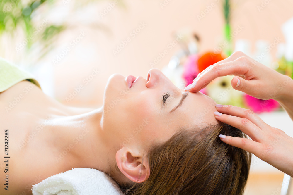 Fototapeta premium Wellness - woman getting head massage in Spa