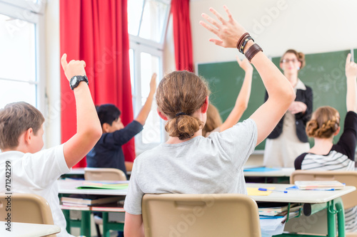 Foto Lehrer unterrichtet Schüler in Klasse einer Schule