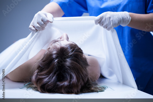Fotografia Covering female body in mortuary