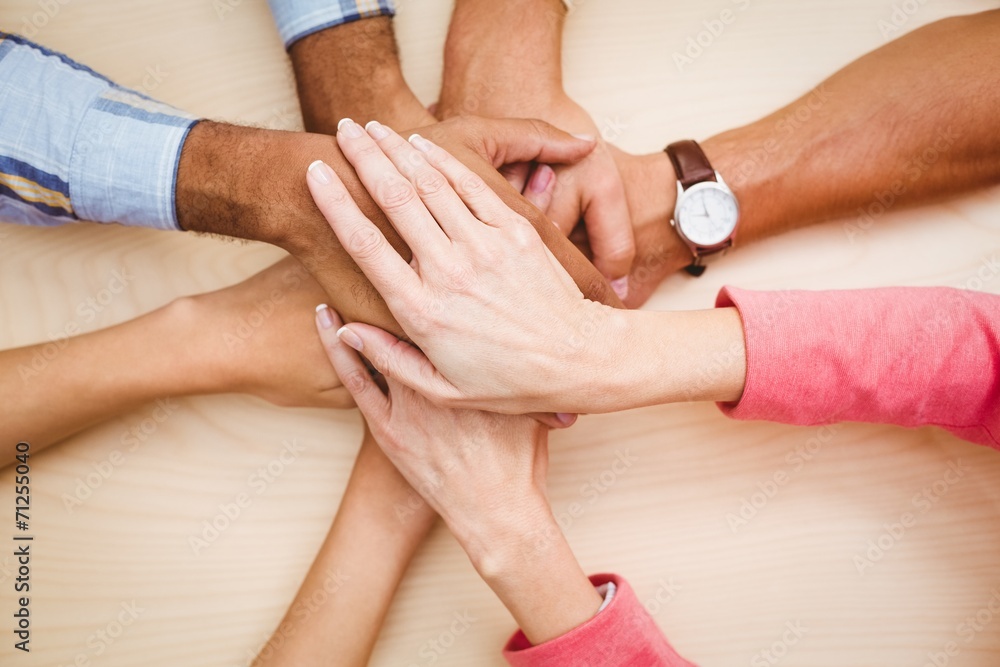 Fototapeta premium Ludzie biznesu, kładąc ręce na stole