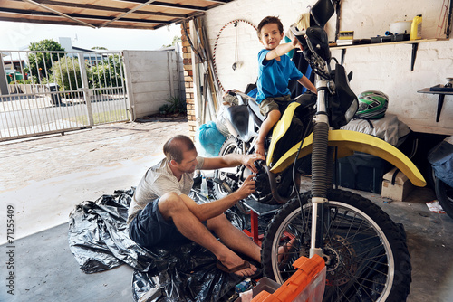 Cuadro en lienzo helping dad with tools
