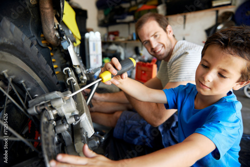 Принти на полотні helping dad with tools